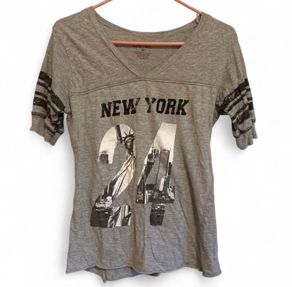 On Fire New York City Graphic V-Neck T-Shirt Size M Gray